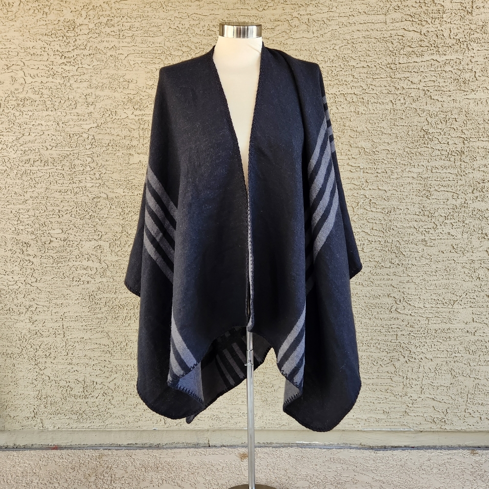 BB Dakota black and grey poncho